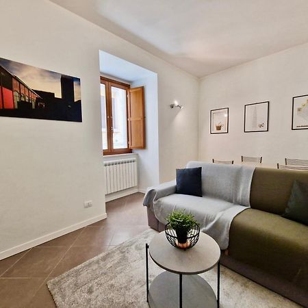 Al Centro Del Centro Apartment By Tramonti L'Aquila Luaran gambar
